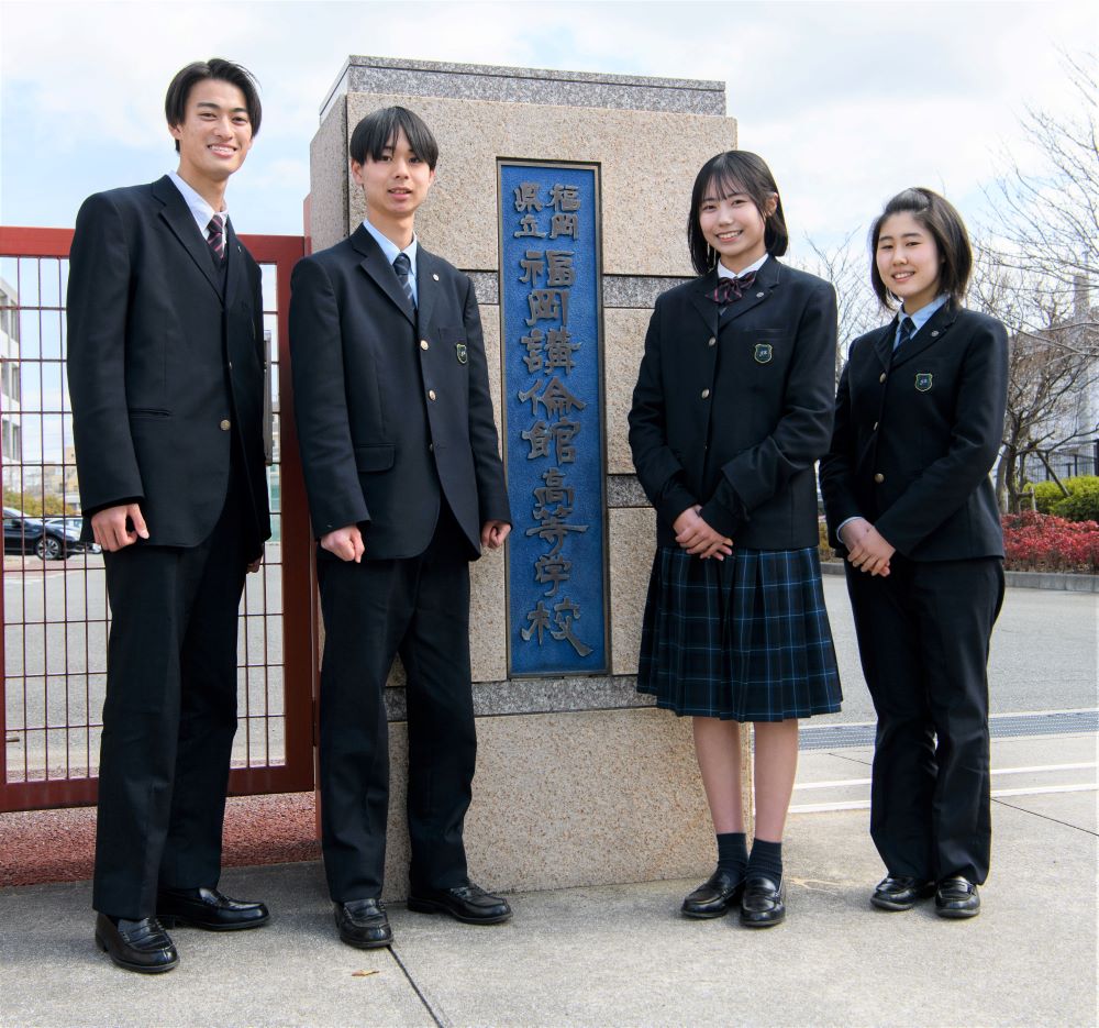 福岡講倫館高校の冬服の写真です。
